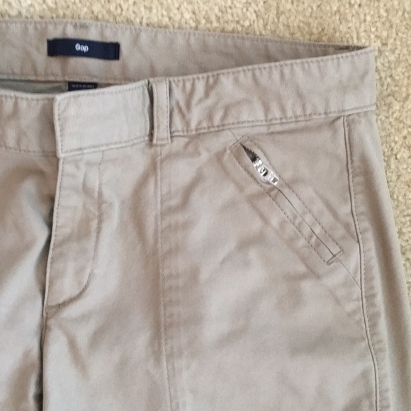 Cropped Khaki pants from Gap in size 4 Stretch - Picture 3 of 5